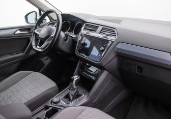 Подержанный автомобиль Volkswagen Tiguan 2021 года (10 фото)
