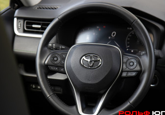 Подержанный автомобиль Toyota RAV4 2025 года (12 фото)