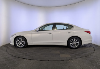 Подержанный автомобиль Infiniti Q50 2014 года (8 фото)