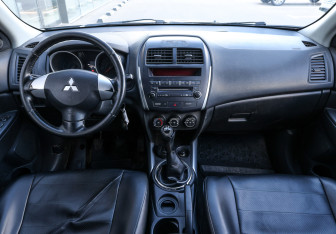 Подержанный автомобиль Mitsubishi ASX 2012 года (12 фото)