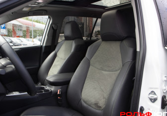 Подержанный автомобиль Toyota RAV4 2024 года (14 фото)