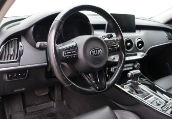 Подержанный автомобиль Kia Stinger 2019 года (10 фото)