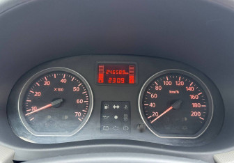 Подержанный автомобиль Renault Sandero 2013 года (12 фото)