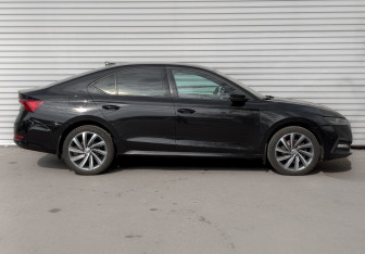 Подержанный автомобиль Skoda Octavia Liftback 2022 года (4 фото)