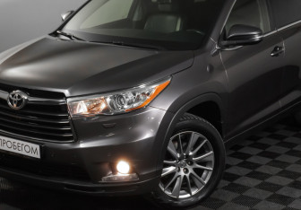 Подержанный автомобиль Toyota Highlander 2015 года (25 фото)