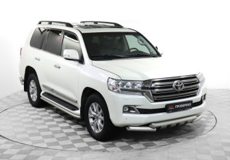 Подержанный автомобиль Toyota Land Cruiser Suv 2015 года (3 фото)