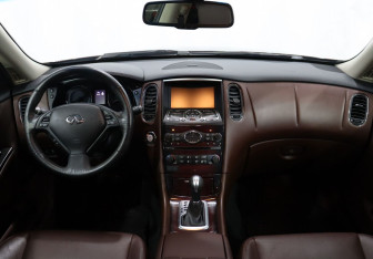 Подержанный автомобиль Infiniti QX50 2017 года (15 фото)