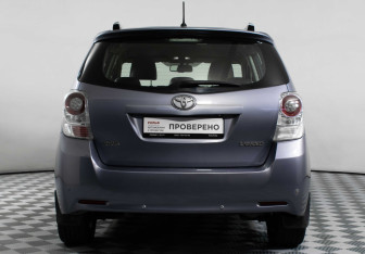 Подержанный автомобиль Toyota Verso 2012 года (6 фото)