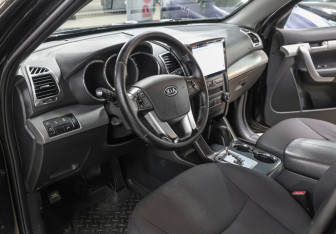 Подержанный автомобиль Kia Sorento 2010 года (15 фото)