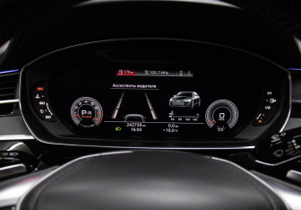 Подержанный автомобиль Audi A8 2018 года (13 фото)