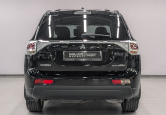 Подержанный автомобиль Mitsubishi Outlander 2014 года (6 фото)