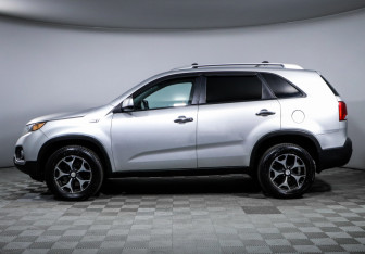 Подержанный автомобиль Kia Sorento 2011 года (8 фото)
