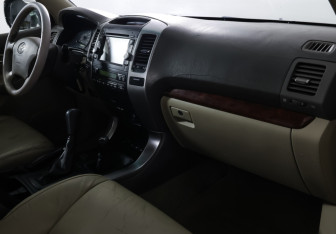 Подержанный автомобиль Toyota Land Cruiser Prado 2002 года (11 фото)