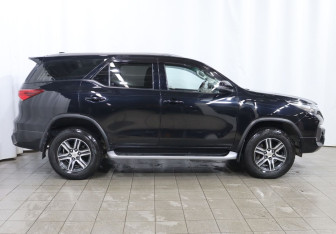 Подержанный автомобиль Toyota Fortuner 2019 года (7 фото)