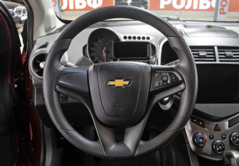 Подержанный автомобиль Chevrolet Aveo Hatchback 2014 года (17 фото)