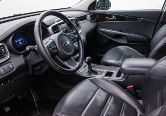 Подержанный автомобиль Kia Sorento 2017 года (10 фото)