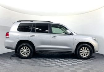Подержанный автомобиль Toyota Land Cruiser Suv 2008 года (4 фото)