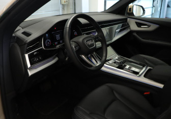 Подержанный автомобиль Audi Q8 2024 года (7 фото)
