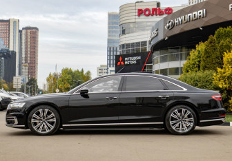 Подержанный автомобиль Audi A8 2022 года (6 фото)
