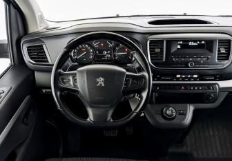 Подержанный автомобиль Peugeot Traveller 2021 года (22 фото)