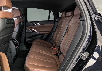 Подержанный автомобиль BMW X6 2021 года (18 фото)