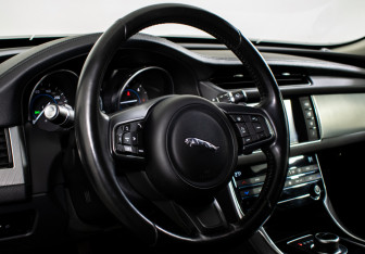 Подержанный автомобиль Jaguar XF Sedan 2018 года (13 фото)