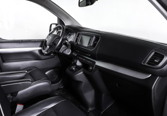 Подержанный автомобиль Peugeot Traveller 2020 года (11 фото)
