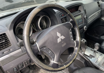 Подержанный автомобиль Mitsubishi Pajero 2012 года (14 фото)