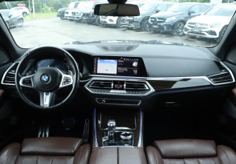 Подержанный автомобиль BMW X5 2019 года (12 фото)