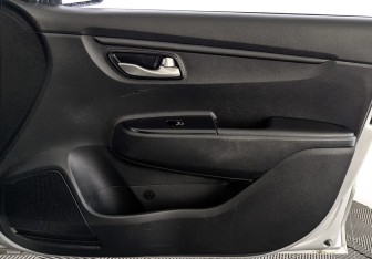 Подержанный автомобиль Kia Rio Hatchback 2021 года (23 фото)