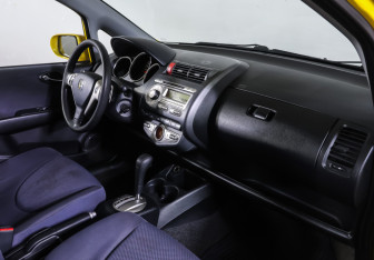 Подержанный автомобиль Honda Jazz 2006 года (10 фото)