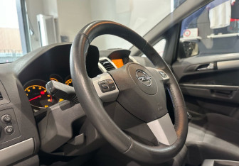Подержанный автомобиль Opel Zafira Compactvan 2012 года (13 фото)