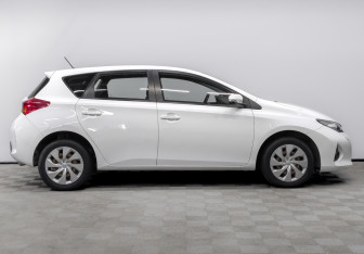Подержанный автомобиль Toyota Auris Hatchback 2013 года (4 фото)