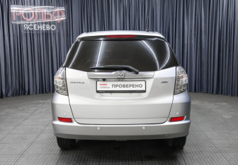 Подержанный автомобиль Honda Fit Shuttle 2012 года (6 фото)
