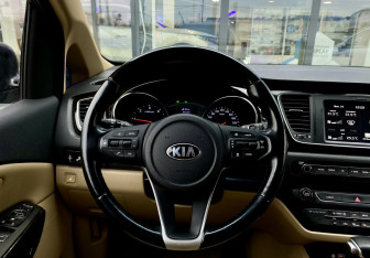 Подержанный автомобиль Kia Carnival 2019 года (13 фото)