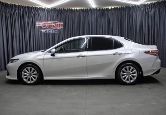 Подержанный автомобиль Toyota Camry Sedan 2019 года (8 фото)