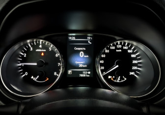 Подержанный автомобиль Nissan X-Trail 2016 года (13 фото)