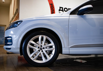 Подержанный автомобиль Audi Q7 2019 года (36 фото)