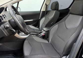 Подержанный автомобиль Peugeot 308 Hatchback 2009 года (10 фото)