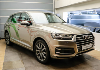 Подержанный автомобиль Audi Q7 2015 года (3 фото)