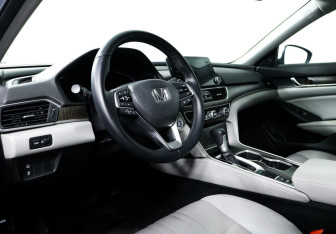 Подержанный автомобиль Honda Accord Sedan 2018 года (10 фото)