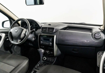 Подержанный автомобиль Nissan Terrano 2016 года (5 фото)