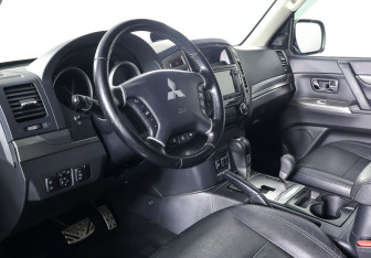Подержанный автомобиль Mitsubishi Pajero 2015 года (14 фото)