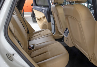 Подержанный автомобиль Porsche Macan 2017 года (12 фото)