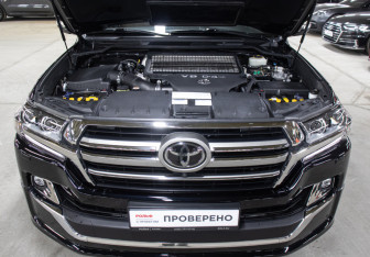 Подержанный автомобиль Toyota Land Cruiser Suv 2019 года (9 фото)