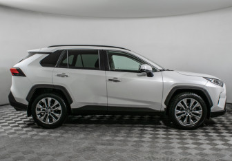 Подержанный автомобиль Toyota RAV4 2020 года (4 фото)