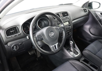 Подержанный автомобиль Volkswagen Golf Hatchback 2011 года (5 фото)