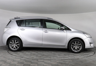 Подержанный автомобиль Toyota Verso 2014 года (4 фото)