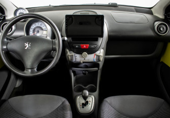 Подержанный автомобиль Peugeot 107 2008 года (11 фото)