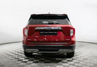 Подержанный автомобиль Ford Explorer 2021 года (4 фото)